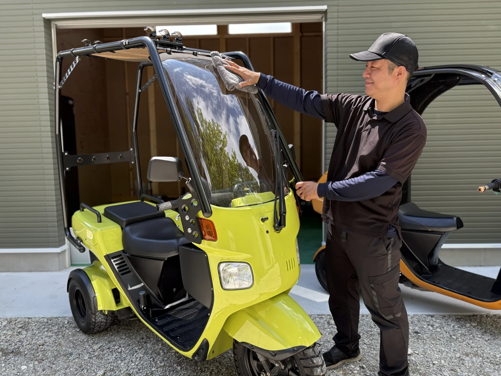 スタッフがレンタル車両のフロントスクリーンを点検する様子