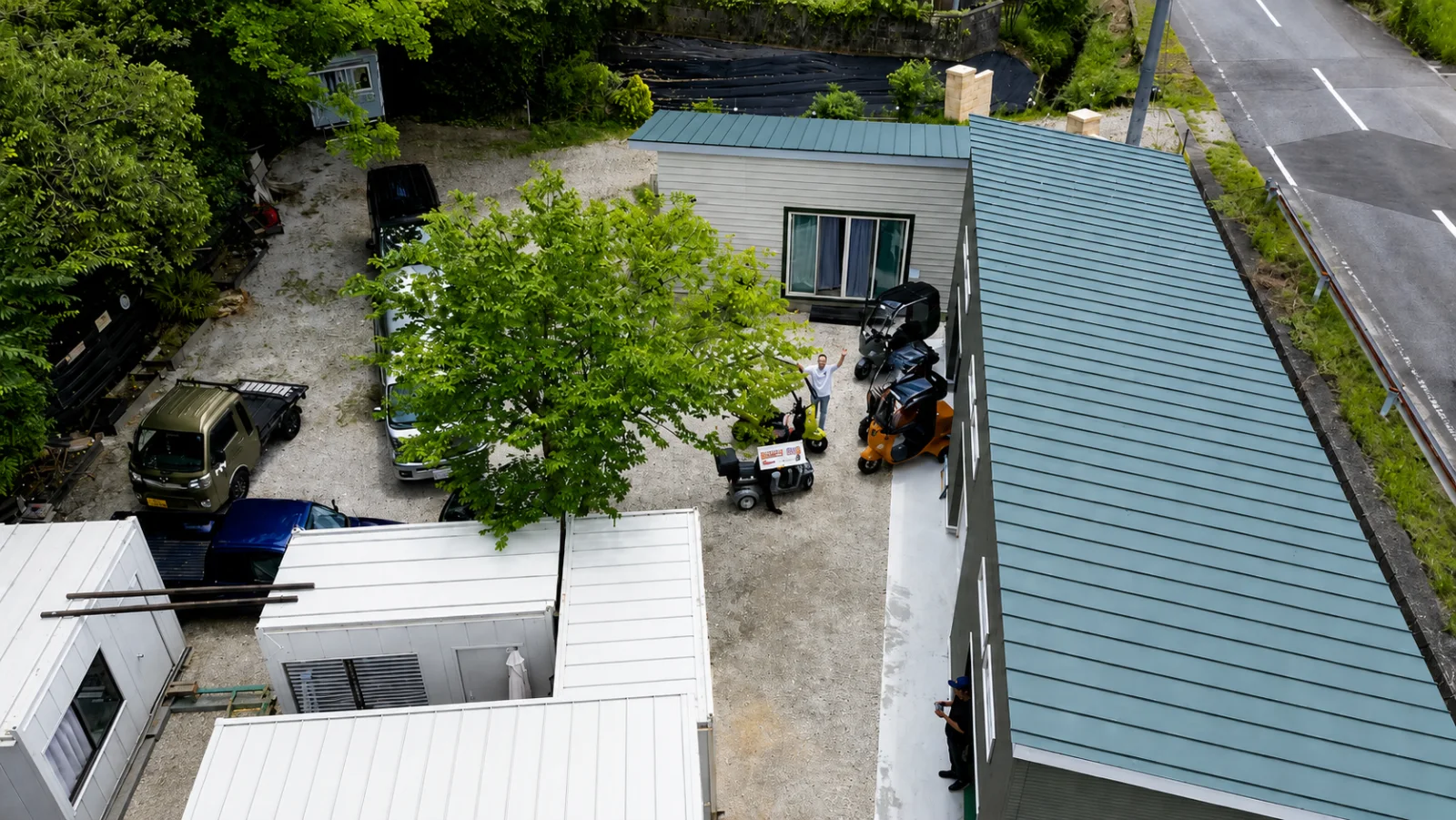 道路沿いにあるViva!! bosoの店舗と敷地を上空から見た様子