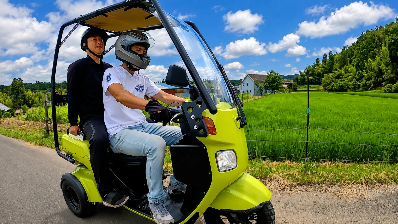 房総の田園風景を二人乗りの3輪バイクで走る様子